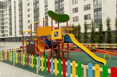 Yerleşim yerindeki güzel oyun alanı