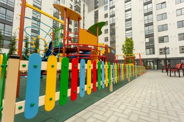 Yerleşim yerindeki güzel oyun alanı