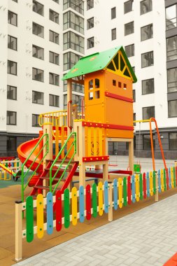 Yerleşim yerindeki güzel oyun alanı