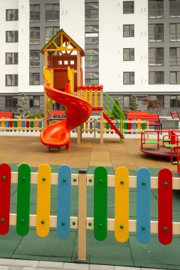 Yerleşim yerindeki güzel oyun alanı