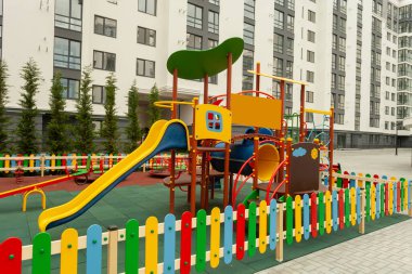 Yerleşim yerindeki güzel oyun alanı