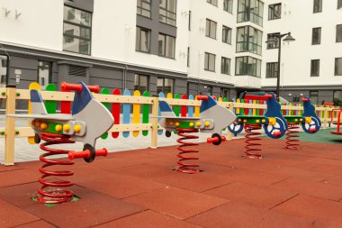 Yerleşim yerindeki güzel oyun alanı