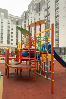 Yerleşim yerindeki güzel oyun alanı