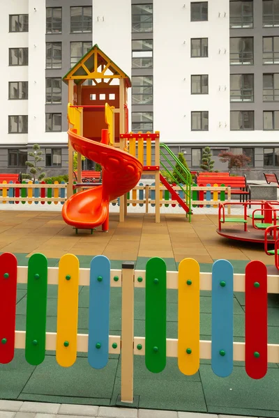 Yerleşim yerindeki güzel oyun alanı