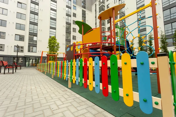 Belo Parque Infantil Edifício Residencial — Fotografia de Stock