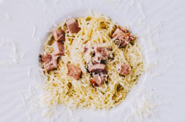Lezzetli makarna carbonara ev mutfak ahşap rustik masa üzerinde