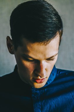 adamın parmağını