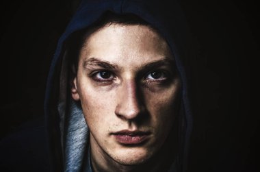 Karanlığın içinde kukuleta ile korkunç kötü adam