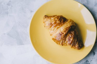 Yeni pişmiş kruvasan.