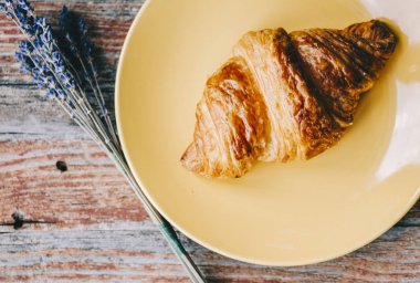 Yeni pişmiş kruvasan.