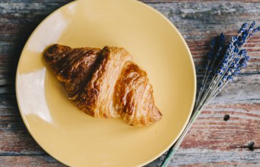 Yeni pişmiş kruvasan.