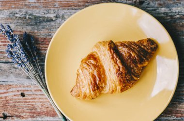 Yeni pişmiş kruvasan.