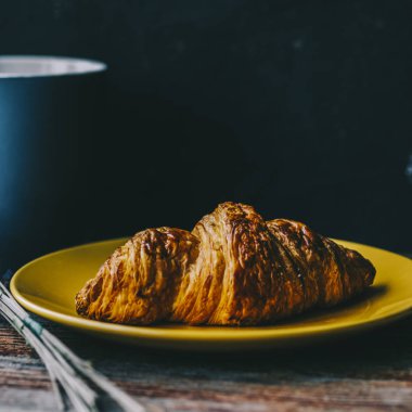 Yeni pişmiş kruvasan.