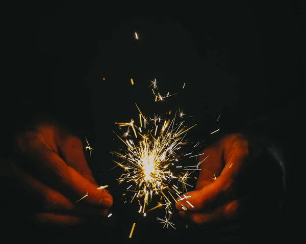 手で線香花火の火 — ストック写真