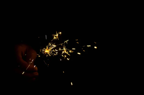 手で線香花火の火 — ストック写真