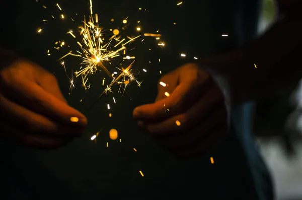 Sparkler fuego en la mano —  Fotos de Stock