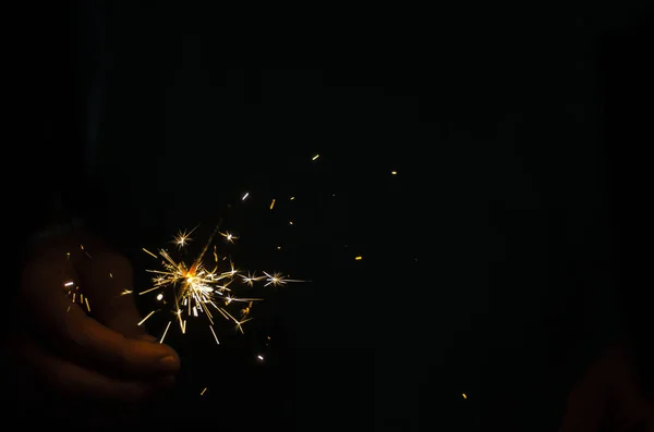 Sparkler fuego en la mano —  Fotos de Stock