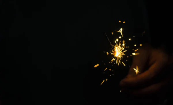 Sparkler fuego en la mano —  Fotos de Stock