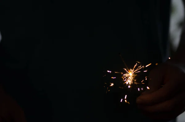 Sparkler fuego en la mano —  Fotos de Stock