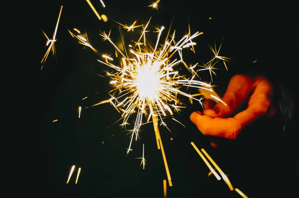 Wunderkerze in der Hand — Stockfoto