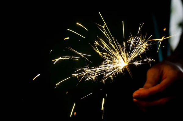 Sparkler fuego en la mano —  Fotos de Stock