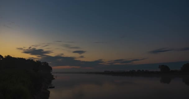 晨空中 黎明前的浮云掠过河流的时间 黎明前雾气 — 图库视频影像