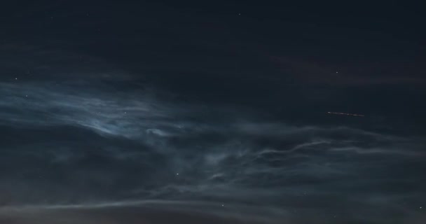 Время Плавающих Серебристых Облаков Ночном Небе — стоковое видео