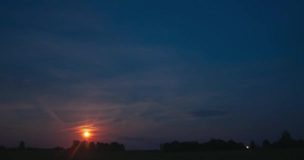 Час Сходу Місяця Над Полем Нічному Небі Серед Хмар — стокове відео