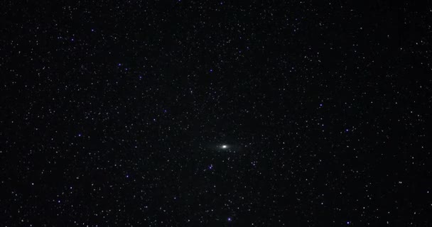 夜空のアンドロメダ星雲の動きのタイムラプス 夜空の星 — ストック動画