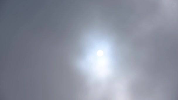 Nuvens Flutuantes Silhueta Dianteira Sol Fechar — Vídeo de Stock