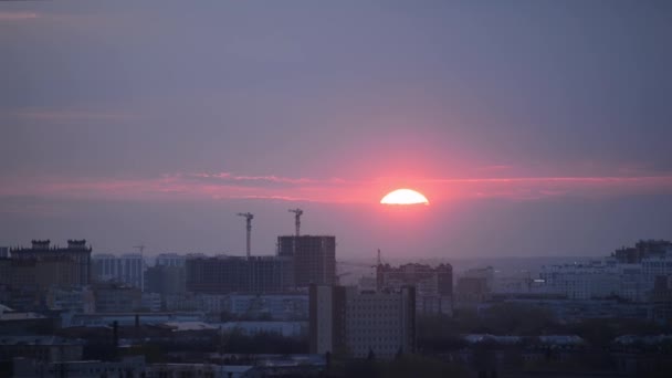 Zachód Słońca Nad Miastem Bliska Sylwetki Budynków Promienie Słońca Promieniują — Wideo stockowe