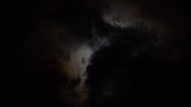 Le mouvement de la lune parmi les nuages dans la nuit gros plan