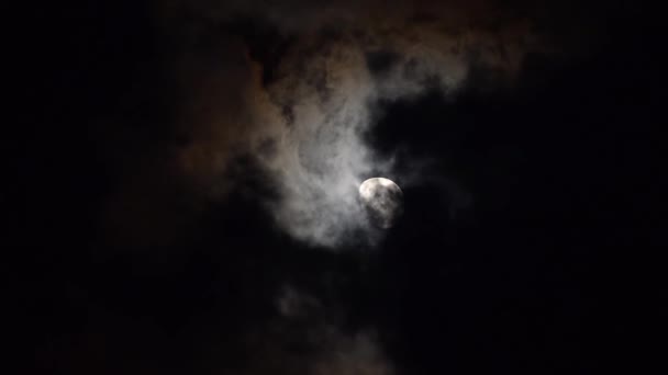 Движение Луны Среди Облаков Ночью Крупным Планом — стоковое видео