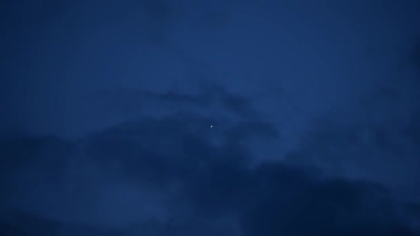 Las Nubes Flotan Sobre Fondo Una Estrella Solitaria Crepúsculo Primer — Vídeo de stock