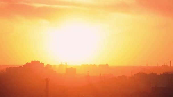 夕阳西下的城市特写 建筑物的轮廓和太阳的光芒在日落时从教堂散发出来 夕阳西下 城市一片朦胧 — 图库视频影像