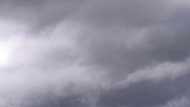 Timelapse de la formation des nuages de Cumulus par une journée d'été claire gros plan