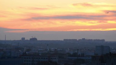 Uçak gün batımında Ryazan şehrinin üzerinde uçar.