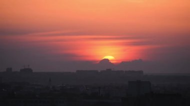 Yazın Ryazan üzerinde gün batımının zamanlaması