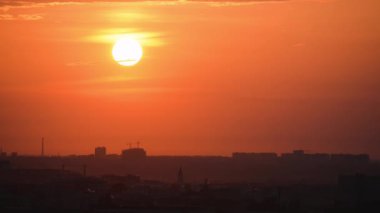 Bir yaz akşamı Ryazan şehrinin üzerinde gün batımı. Kuşlar gün batımında şehrin üzerinde uçar.