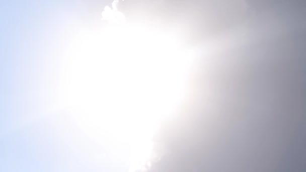在夏日清澈的特写下 积雨云形成的时间已经过去 积云遮蔽了太阳 — 图库视频影像