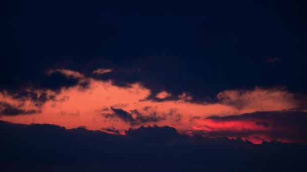 Aereo Vola Crepuscolo Sullo Sfondo Nuvole Scarlatte Dopo Tramonto — Video Stock