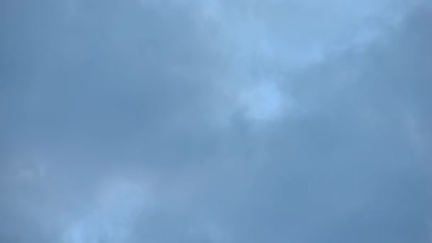 Wolken Drijven Overdag Voorbij Nieuwe Maan Kijkt Van Achter Hen — Stockvideo