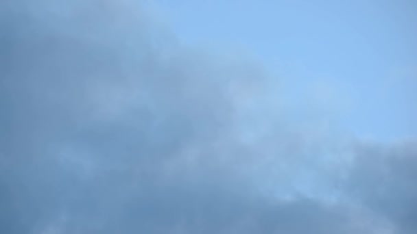 Nuvole Galleggiano Durante Giorno Luna Nuova Sbircia Fuori Dietro Loro — Video Stock
