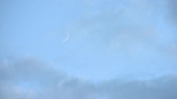 Las Nubes Flotan Durante Día Luna Nueva Asoma Por Detrás — Vídeos de Stock