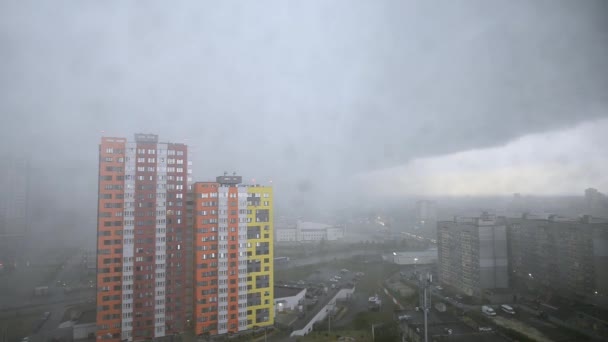 Deszcz Szybko Się Zbliża Widok Okna Deszcz Uderzył Centralną Część — Wideo stockowe
