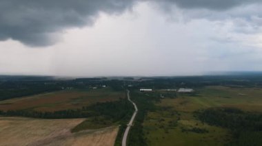 Bir yaz gününün zirvesinden yaklaşan yağmur duvarı. Yol fırtınaya doğru gidiyor.