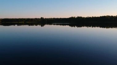 Hava manzarası: Rusya 'da bir yaz günü, uçsuz bucaksız bir ormanın yakınında büyük bir göl. Rusya 'nın geniş alanları