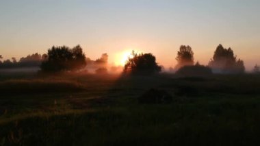  Şafak vakti sisli bir Rus köyünde eğimli bir çayırın üzerinde uçuyor. 