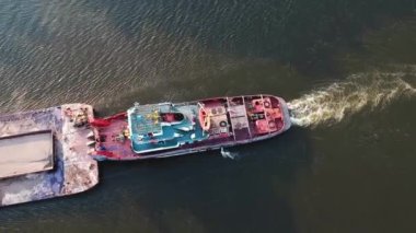 Kargo gemisi nehir manzaralı Quadcopter yüksekliğinden