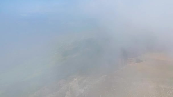 夏天的一天 从高空透过云彩俯瞰柏麦特高原 — 图库视频影像